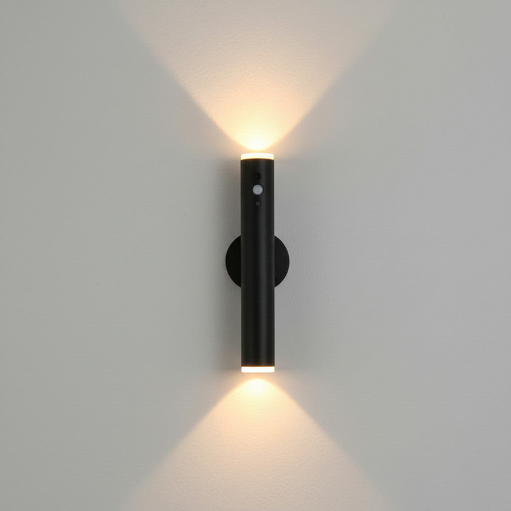 Lysverden vegglampe i sort metall med opp-/nedlys, fjernkontroll og magnetfeste. Gullfarget fjernkontroll følger med.