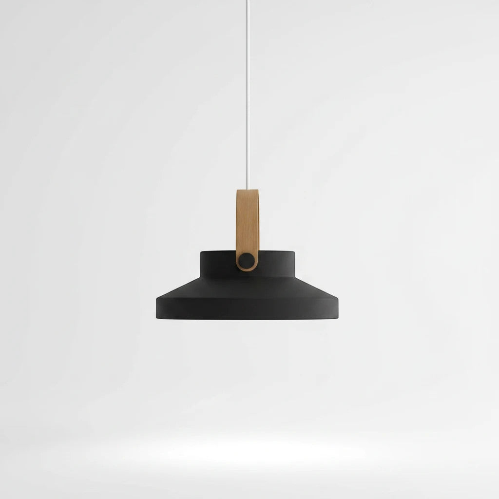 Lysverden retro pendellampe i matt sort metall med dekorativ messinghank, perfekt for moderne spiseplasser.