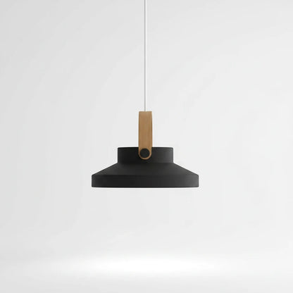 Lysverden retro pendellampe i matt sort metall med dekorativ messinghank, perfekt for moderne spiseplasser.