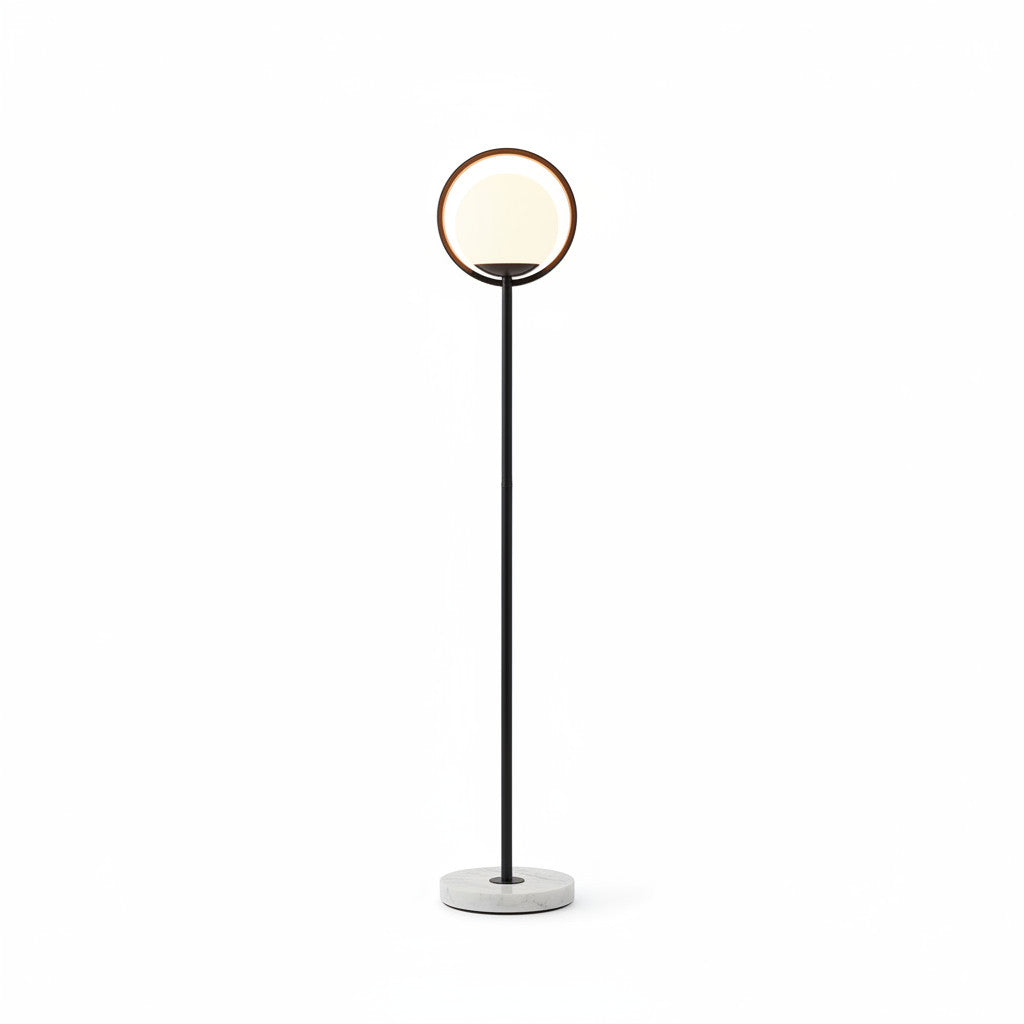 Lysverden gulvlampe med ring i sort metall, kule i opalglass og rund marmorfot, på hvit bakgrunn.