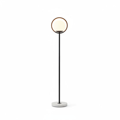 Lysverden gulvlampe med ring i sort metall, kule i opalglass og rund marmorfot, på hvit bakgrunn.