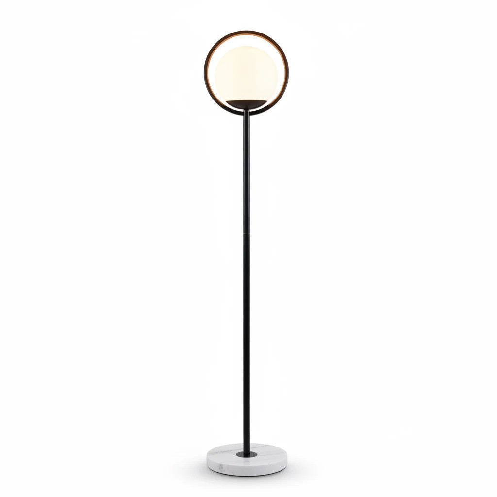 Lysverden gulvlampe med ring i sort metall, kule i opalglass og rund fot i hvit marmor, på hvit bakgrunn.