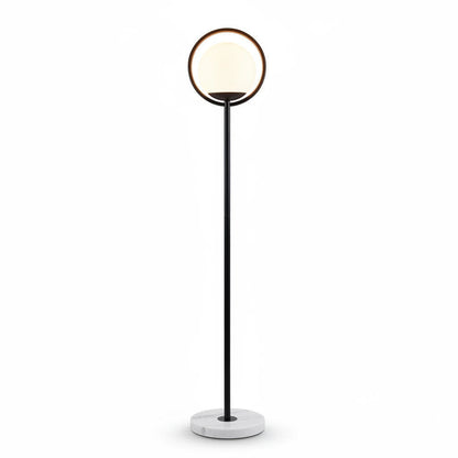 Lysverden gulvlampe med ring i sort metall, kule i opalglass og rund fot i hvit marmor, på hvit bakgrunn.