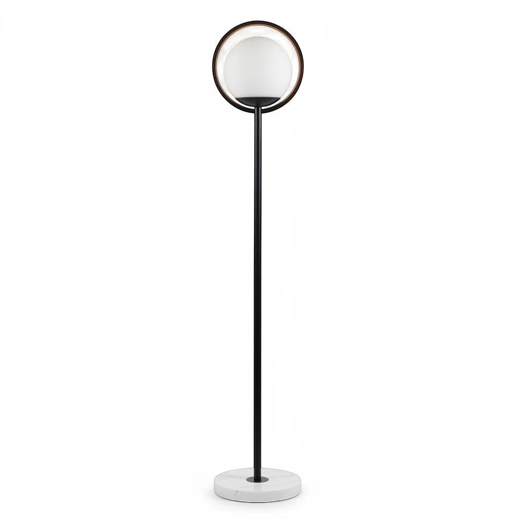 Lysverden gulvlampe med ringramme i sort metall, kule i opalglass og fot i hvit marmor, på hvit bakgrunn.