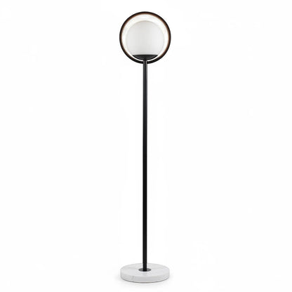 Lysverden gulvlampe med ringramme i sort metall, kule i opalglass og fot i hvit marmor, på hvit bakgrunn.
