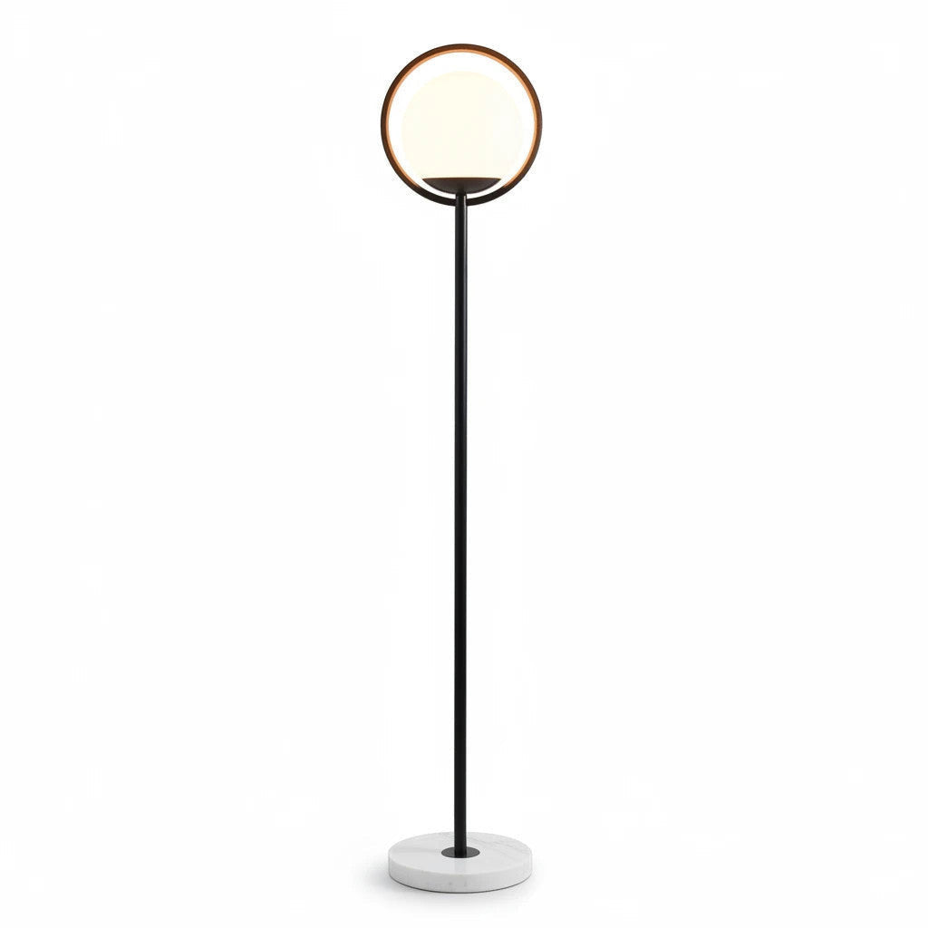 Lysverden gulvlampe med ring i sort metall, kule i opalglass og fot i hvit marmor for moderne hjemmebelysning.