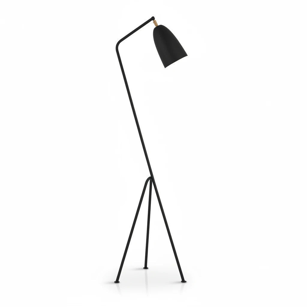 Lysverden sort gulvlampe med trebein, slank metallramme og justerbar kjegleskjerm i skandinavisk stil.