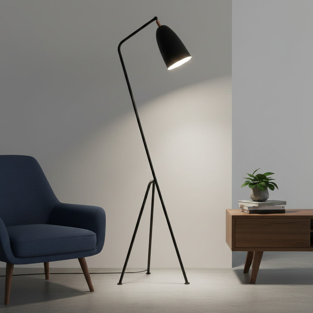 Lysverden sort gulvlampe med trebein og vippbar kjegleskjerm i en moderne stue
