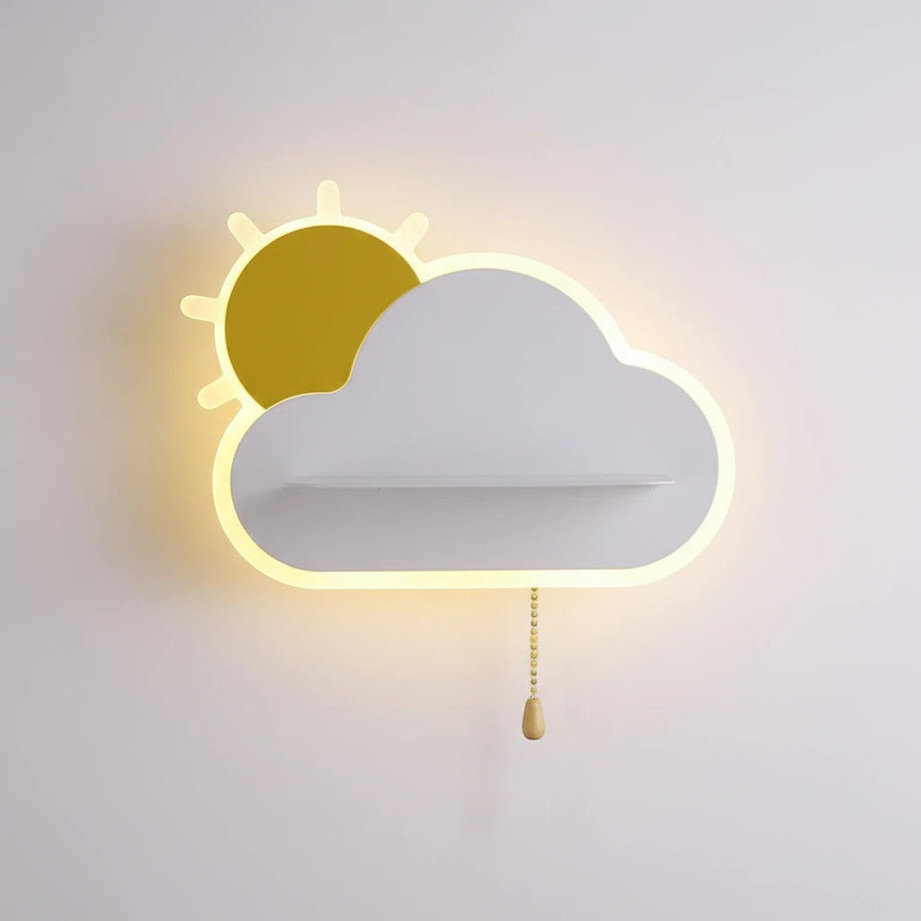 Lysverden vegglampe formet som sky og sol til barnerom, med integrert LED-lys og snorbryter i tre.