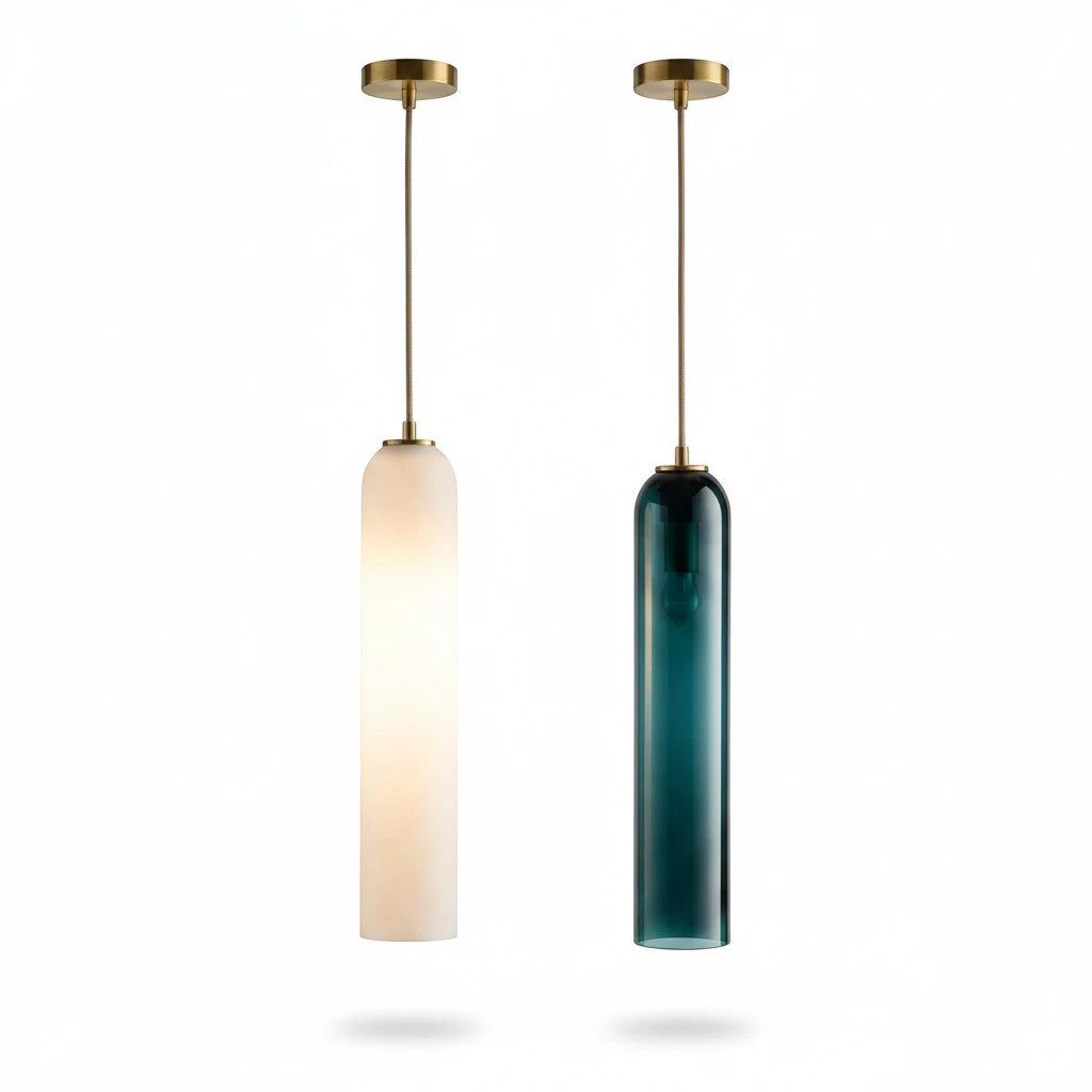 Lysverden moderne sylindriske pendler i hvitt og blått glass med messingbeslag for minimalistiske interiør.