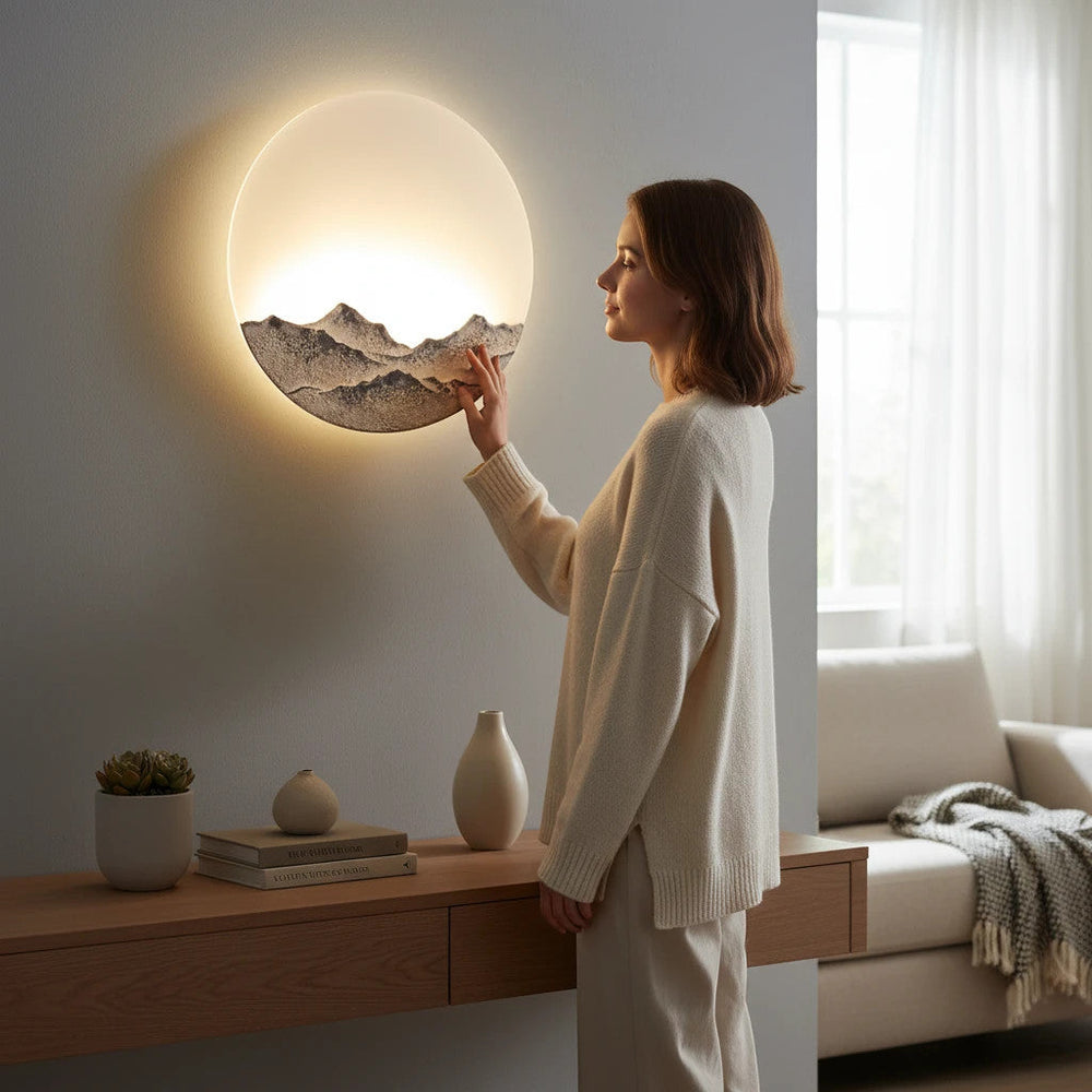 LYS Fjell vegglampe – LED måne- og fjellrelieff