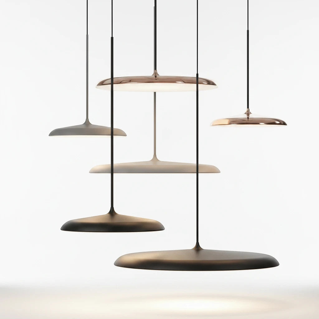 Lysverden flate skiveformede metallpendler i ulike metalliske og matte finisher, med minimalistisk LED-design.