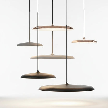 Lysverden flate skiveformede metallpendler i ulike metalliske og matte finisher, med minimalistisk LED-design.