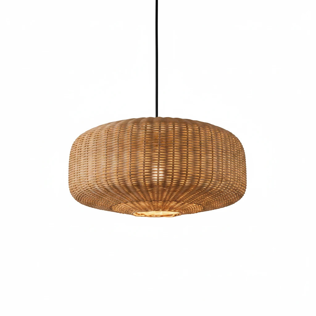Lysverden flat trommelpendel i håndflettet naturrotting med varmt, organisk boho-design.