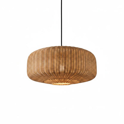 Lysverden flat trommelpendel i håndflettet naturrotting med varmt, organisk boho-design.
