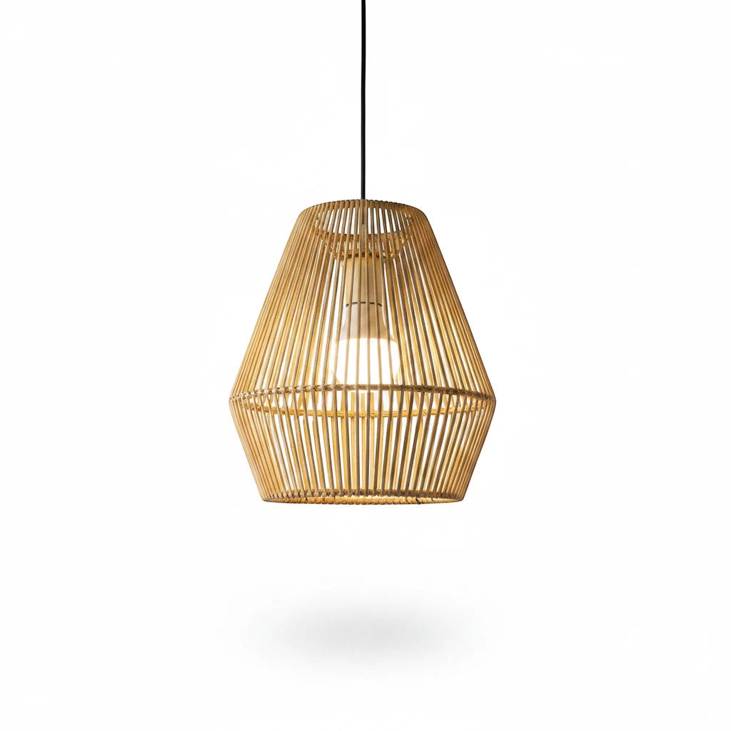 Lysverden blomsterformet rottingpendel i naturlig tretone med flettet design for varm boho-belysning.