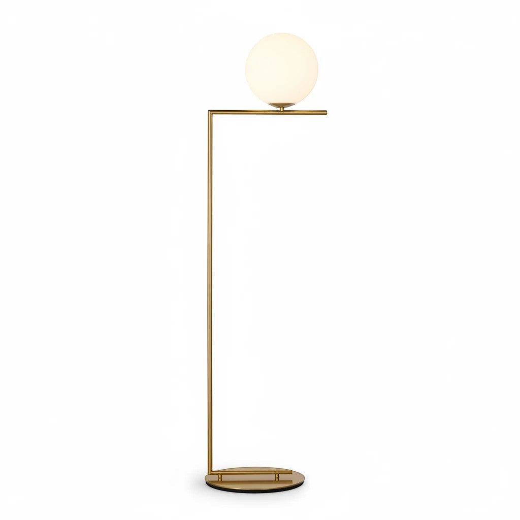 Lysverden gullfarget gulvlampe med kuleformet skjerm i opalglass og integrert sidebord for en minimalistisk stue.