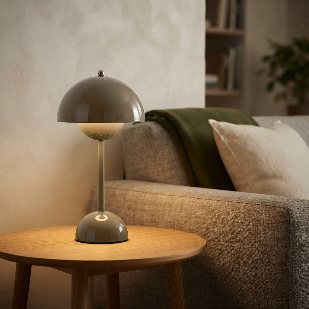 Gråbeige Flowerpot-stil trådløs bordlampe tent på sidebord i skandinavisk stue.