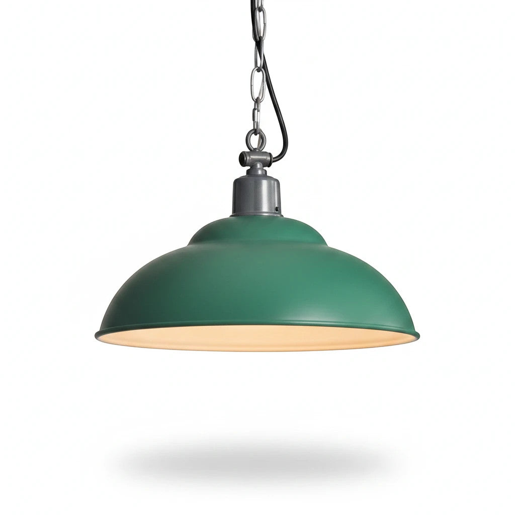 Lysverden kuppelpendel i grønn metall med klassisk industriell retrodesign til kjøkken eller spisestue.