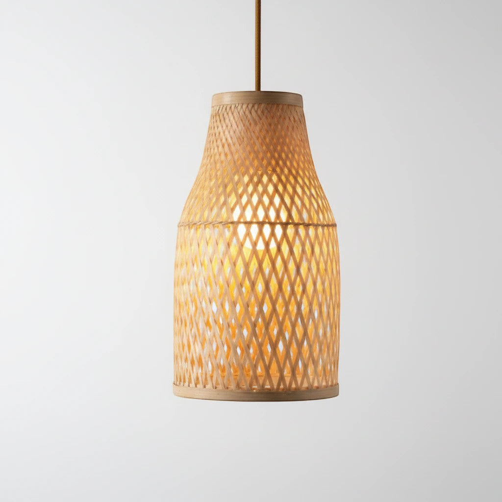 Lysverden håndflettet bambuspendel i høy lykteform med varm naturfinish for japandi-interiør.