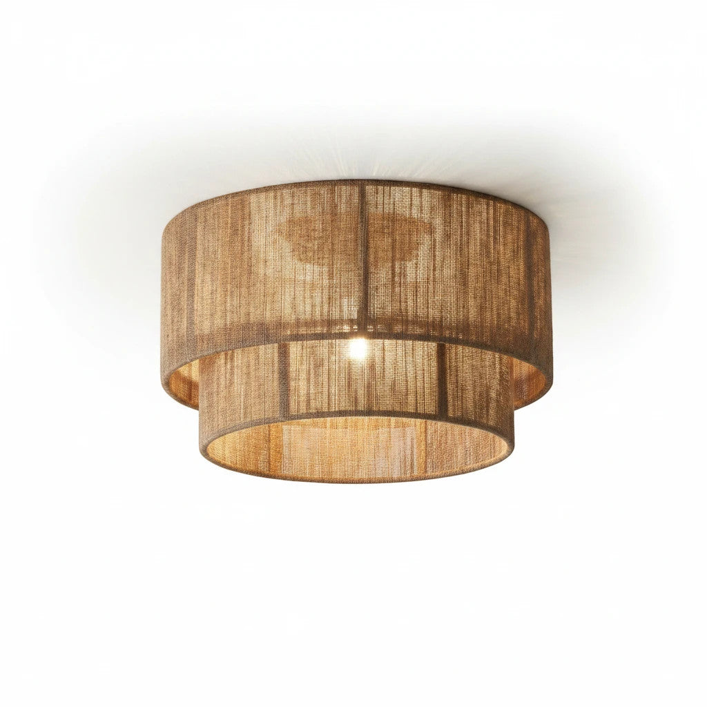 Lysverden toetasjes trommeltaklampe i flettet naturjute for et mykt boho-skandinavisk uttrykk.