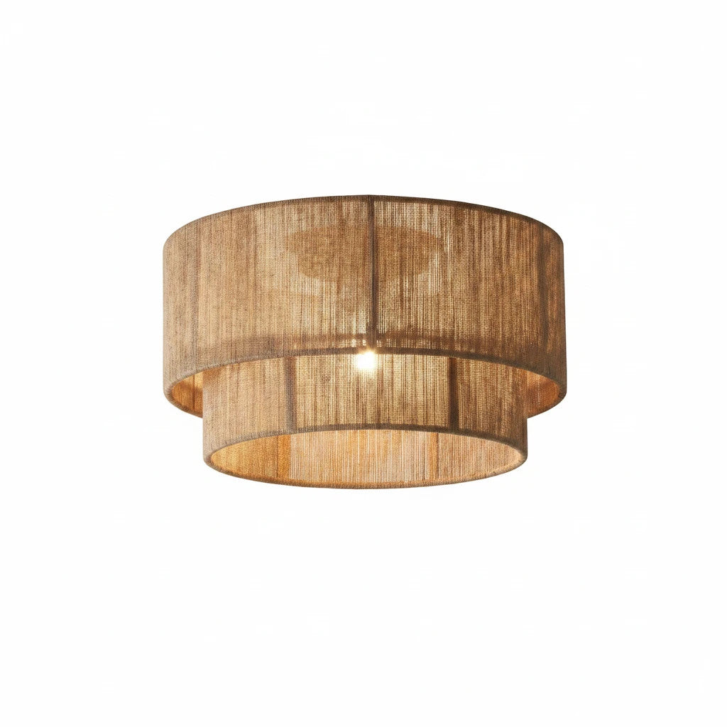 Lysverden toetasjes trommeltaklampe i flettet naturjute for et mykt, varmt og bohoinspirert lys.