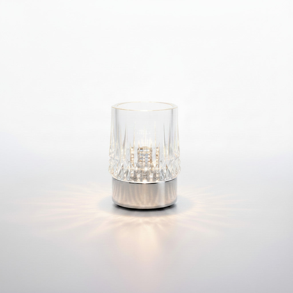 Lysverden Krystall touch-bordlampe with faceted crystal shade and copper base, 3 brightness levels, wireless.