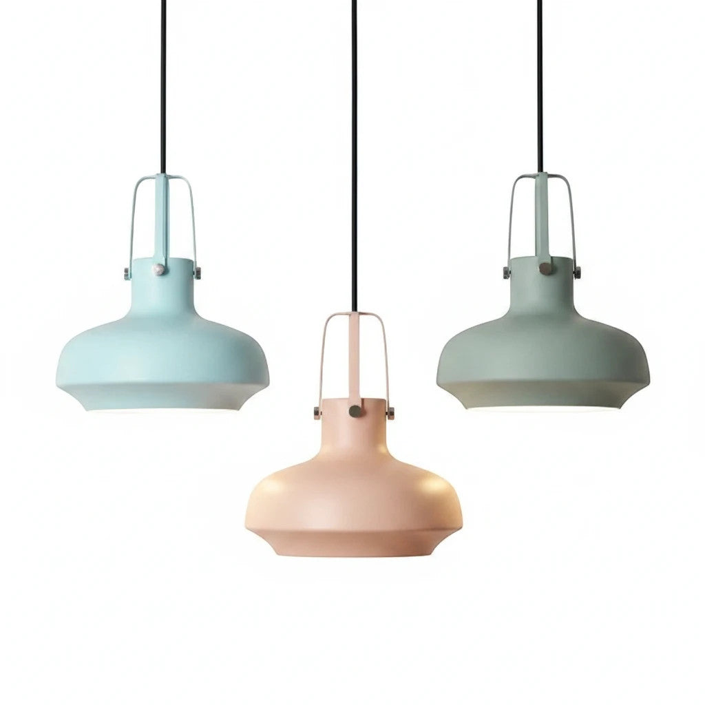 Lysverden Macaron pendellamper i metall i pastellblå, rosa og grønn med kuppelform for moderne nordisk interiør.