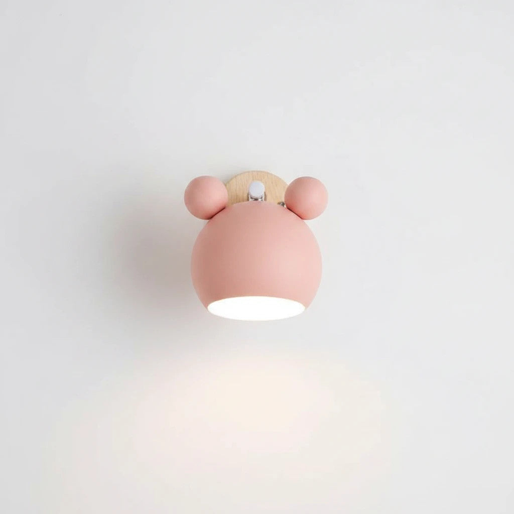 Lysverden Macaron vegglampe i pastellrosa med trefot og justerbar spotdesign for nordisk interiør.