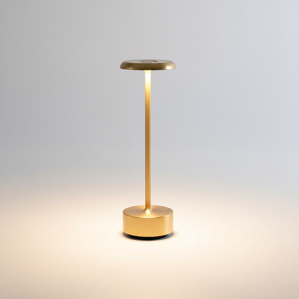 Lysverden minimalistisk aluminium bordlampe, trådløs, 2700K, 3-nivå dimming, USB-C. Gold finish.