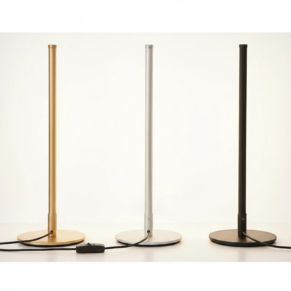 Lysverden minimalistiske LED-gulvlamper i gull, sølv og sort metall med slank stavdesign for moderne interiør.