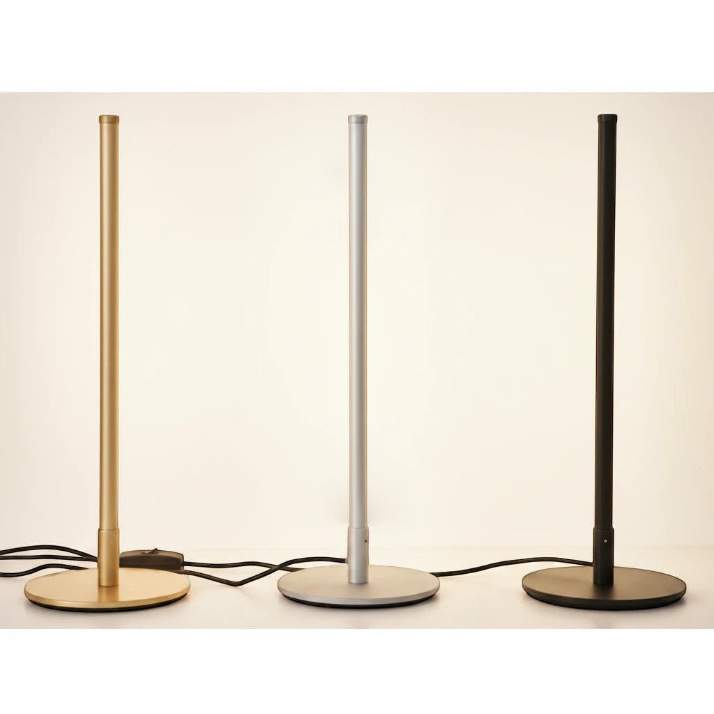 Lysverden minimalistiske LED-gulvlamper i gull, sølv og sort metall med slank stavdesign for moderne interiør.