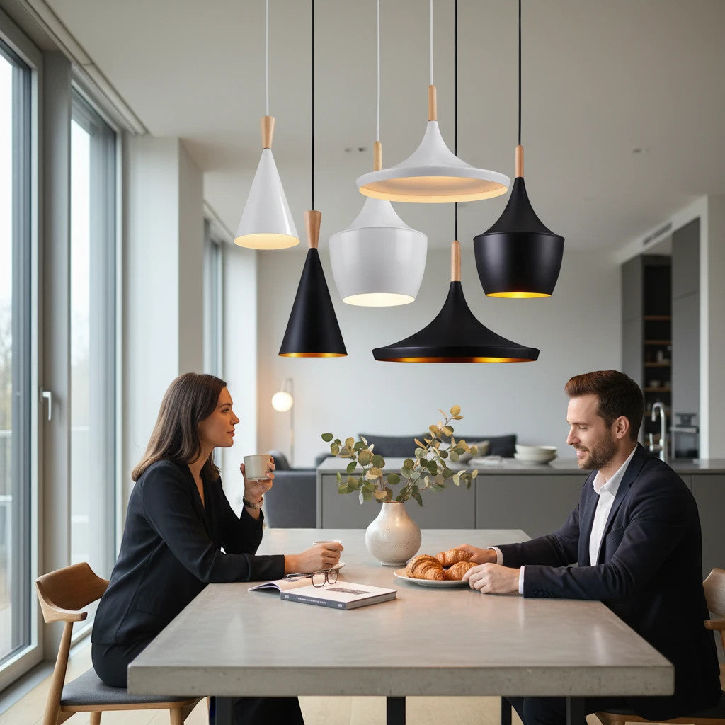 Lysverden moderne pendelsett med metallskjermer i sort og hvit og tredetaljer over et spisebord