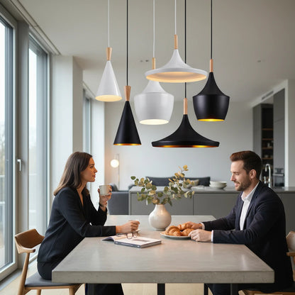 Lysverden moderne pendelsett med metallskjermer i sort og hvit og tredetaljer over et spisebord