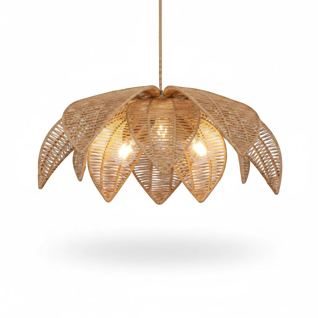 Lysverden håndflettet rottingpendel med dekorativt bladformet design for en varm boho-atmosfære.