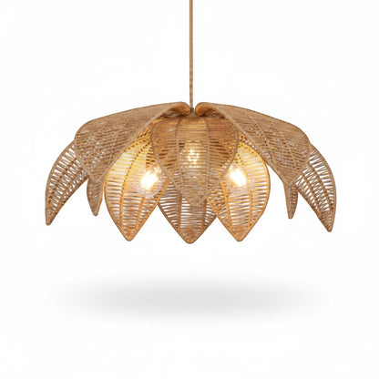 Lysverden håndflettet rottingpendel med dekorativt bladformet design for en varm boho-atmosfære.