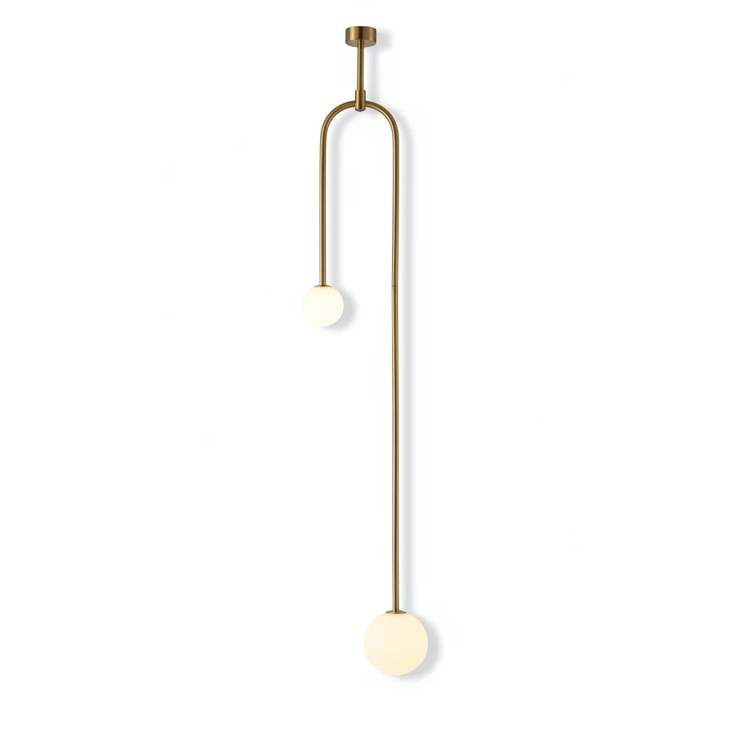 Lysverden minimalistisk pendellampe med to kuler i opalglass på slank messingstang for mykt stemningslys.