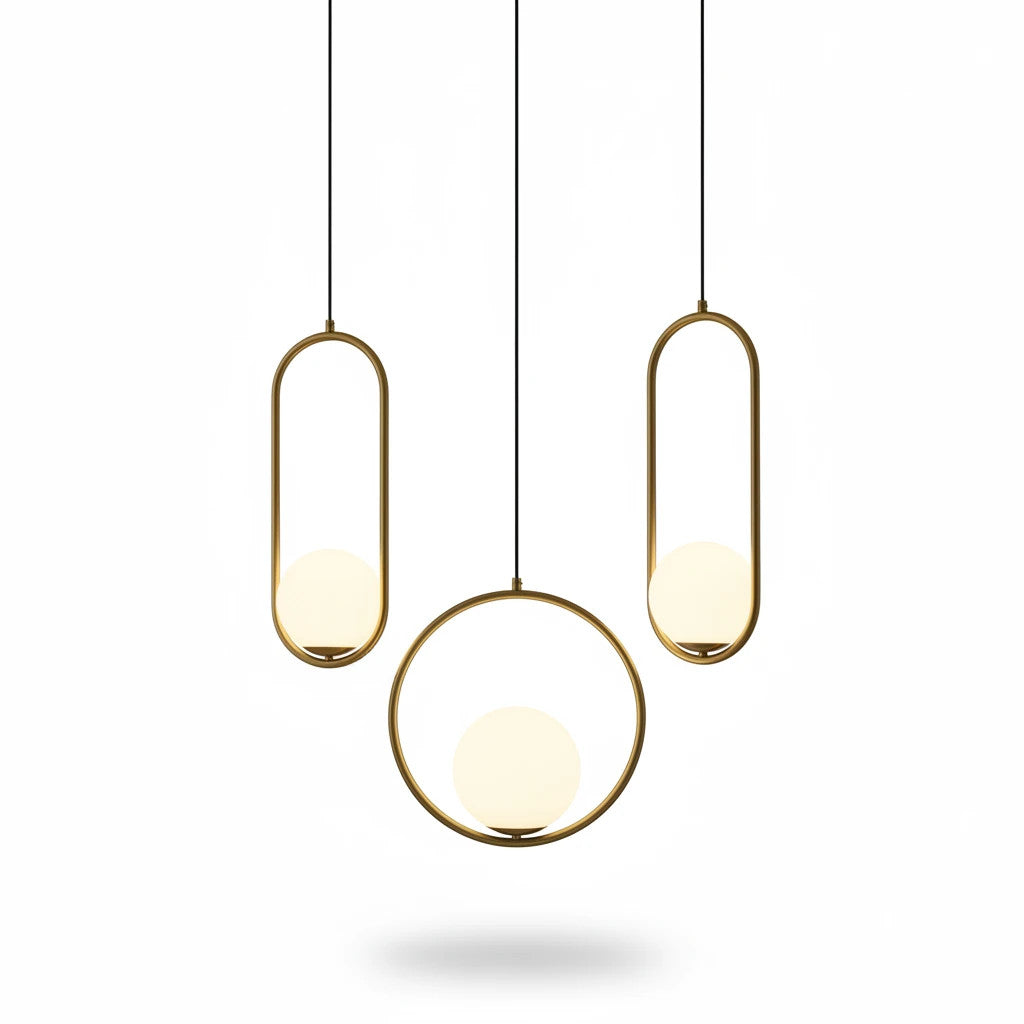 Lysverden opalglasspendler med gullfargede metallrammer i rund og oval form som gir mykt, diffust lys.