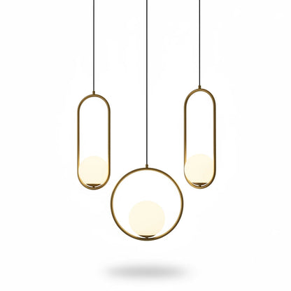 Lysverden opalglasspendler med gullfargede metallrammer i rund og oval form som gir mykt, diffust lys.