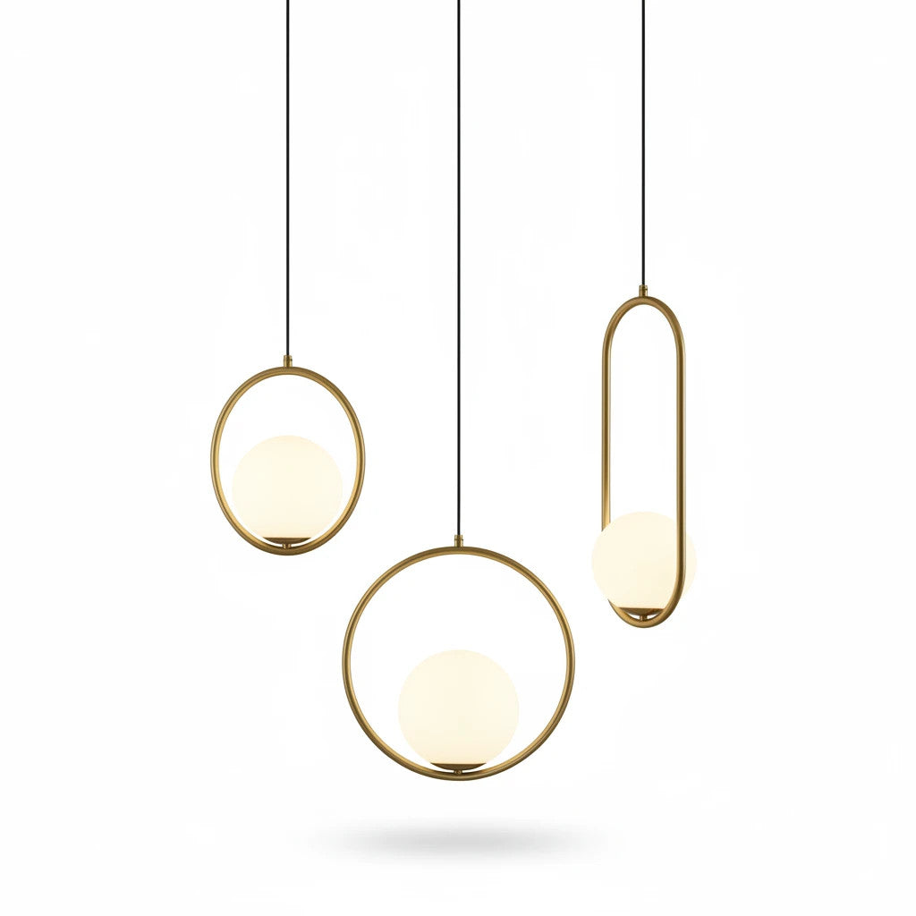 Lysverden opalglasspendler med gullfargede metallringer i rund og oval form, mot hvit bakgrunn.