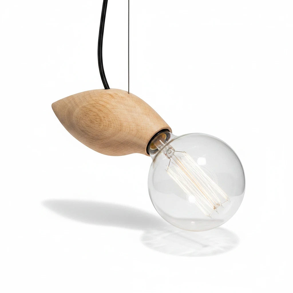 Lysverden organisk heltrependel med skulpturell knoppform og synlig Edison-pære i nordisk stil.
