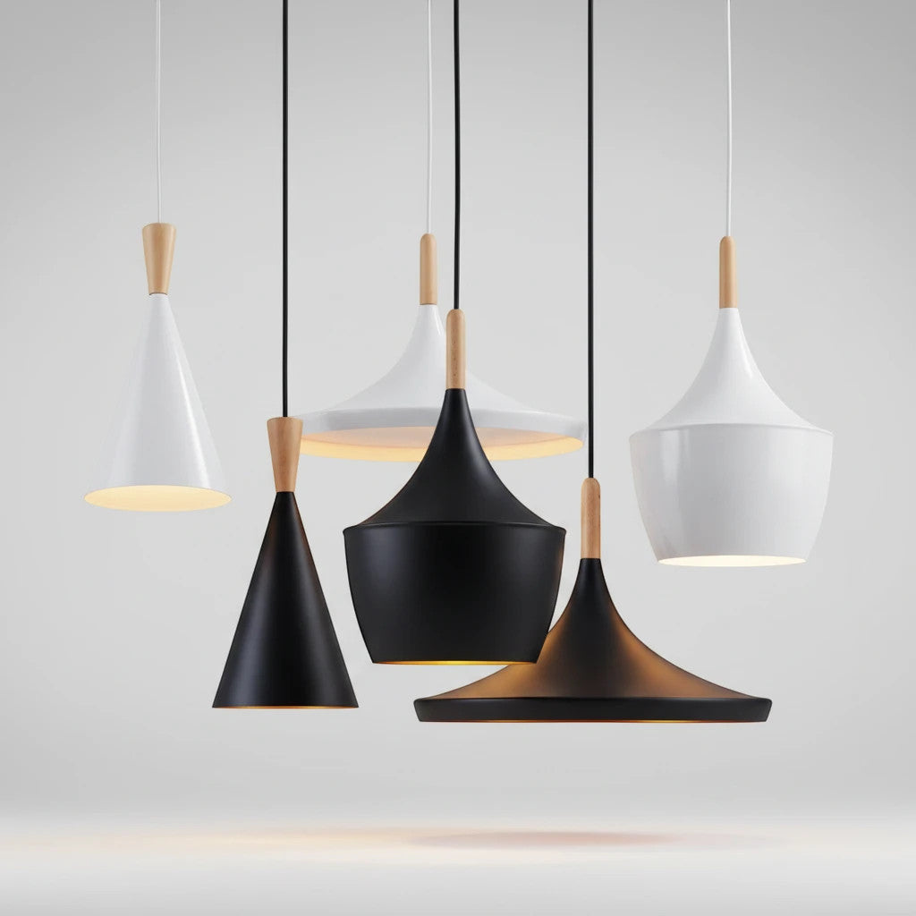 Lysverden LYS pendelsett med lamper i sort og hvit metall med tredetaljer i kjegle-, kuppel- og traktform.