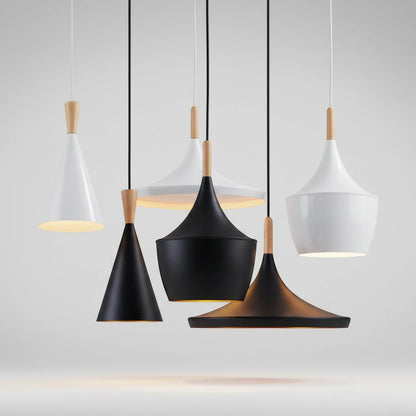 Lysverden LYS pendelsett med lamper i sort og hvit metall med tredetaljer i kjegle-, kuppel- og traktform.