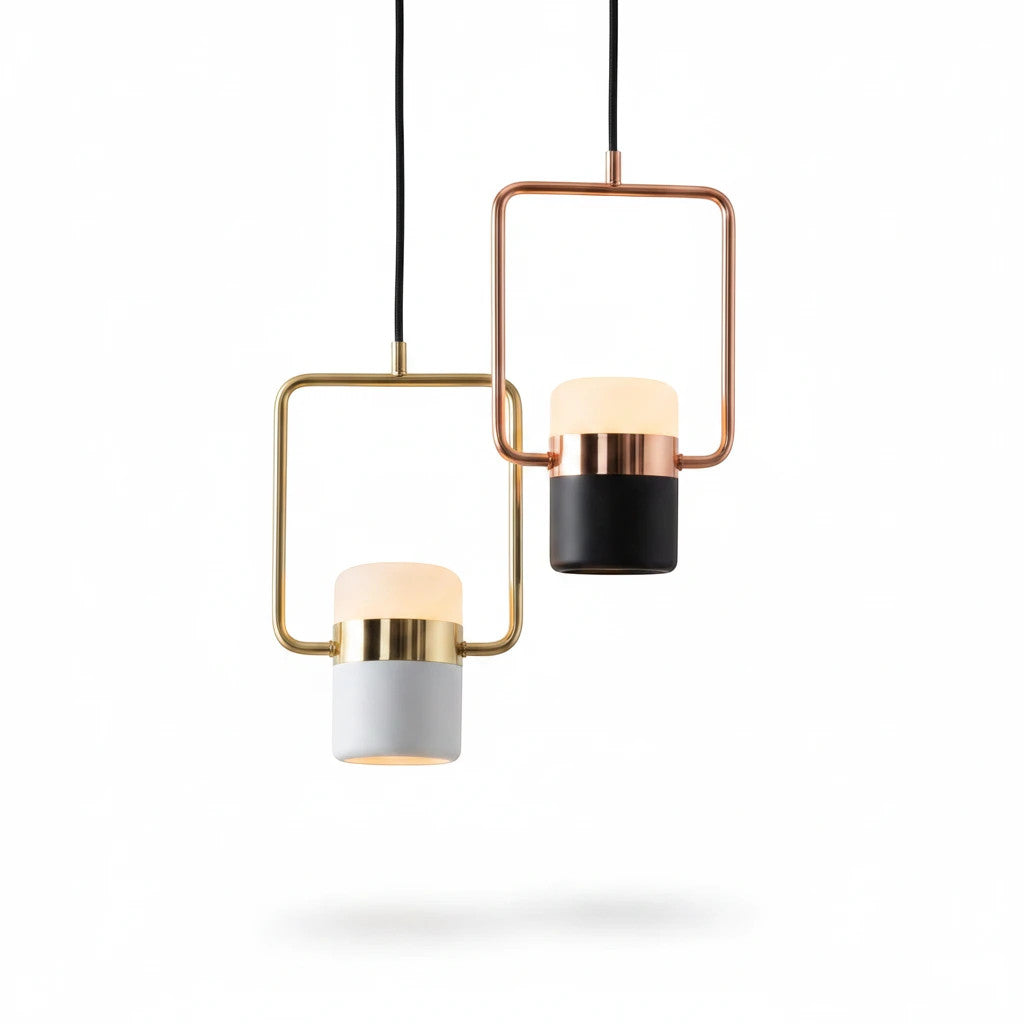 Lysverden Rammependel pendellamper med sylindre i opalglass og metallrammer i sort og hvit finish.