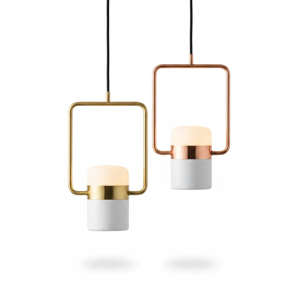 Lysverden Rammependel pendellamper med sylindre i opalglass og rammer i messing eller kobber, i minimalistisk design.