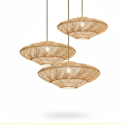 Lysverden trio av flate, skålformede rottingpendler med luftig fletting for mykt, naturlig boho-lys.