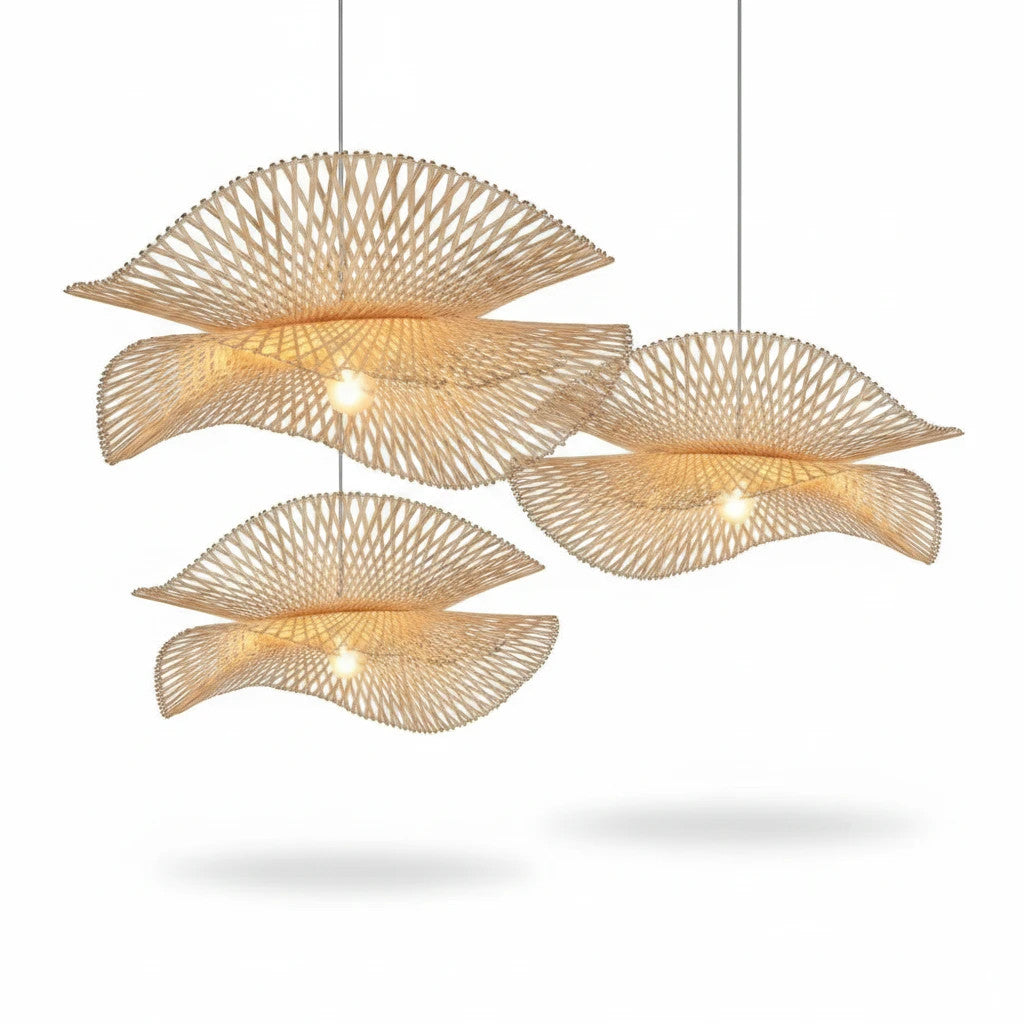 Lysverden lotusformede rottingpendler med lagvis flettedesign i naturlig, lys trefinish.