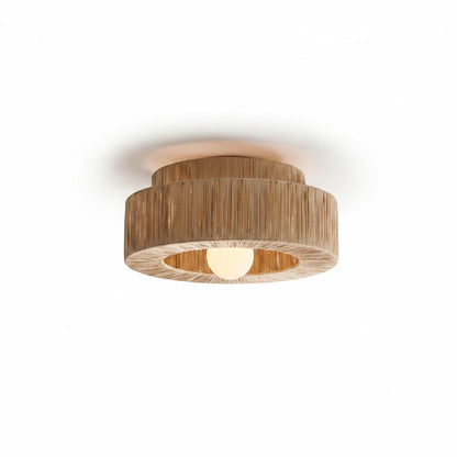 Lysverden rottingtaklampe med toetasjes flettet skjerm og sentral kule i opalglass for mykt, varmt lys.