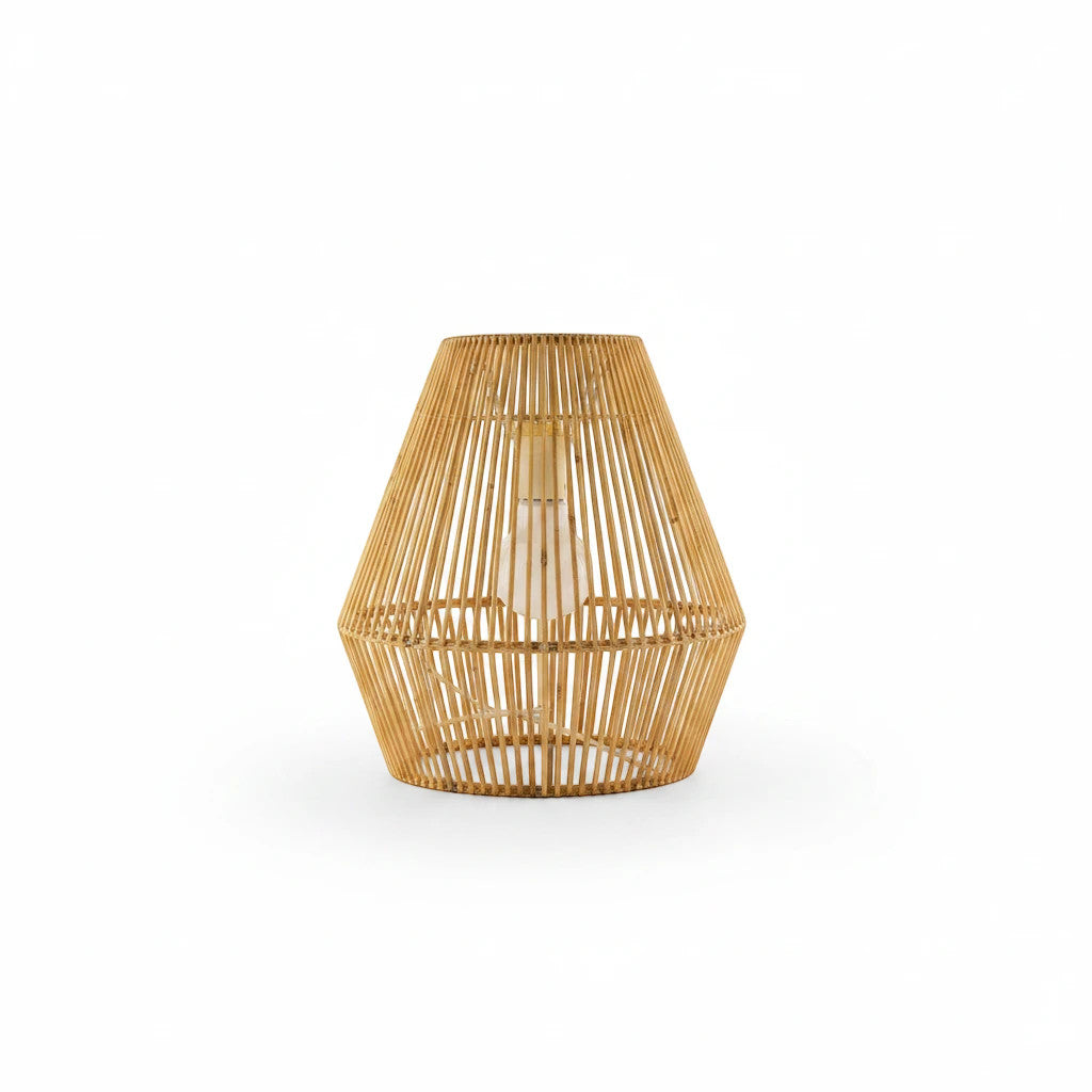 Lysverden blomsterformet rottingpendel i naturlig tretone med håndflettet design for et boho-japandi-interiør.