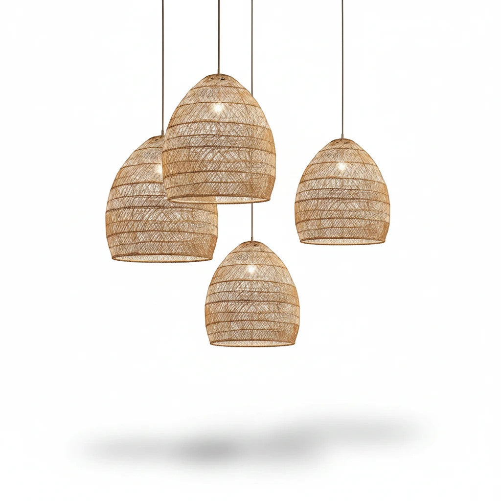 Lysverden håndflettede rottingpendler i naturbeige tone med kuppelform for boho- og japandi-innredning.